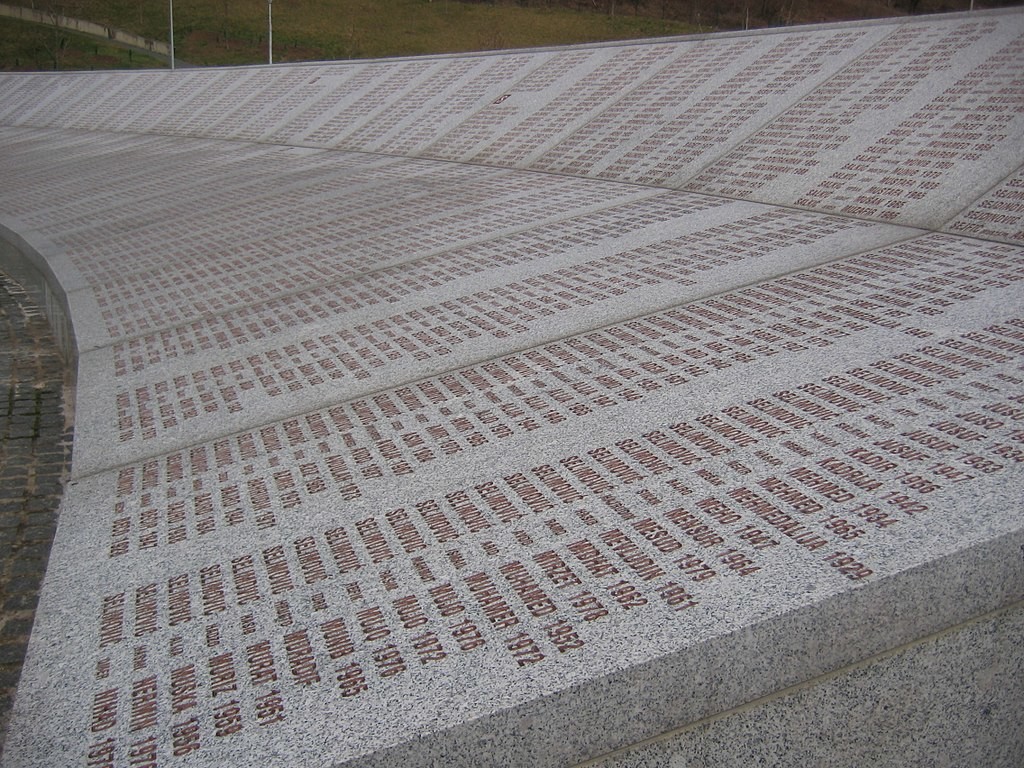 Memoriale di Potočari, lista di nomi delle vittime (tratto da Wikimedia Commons, di Michael Büker)